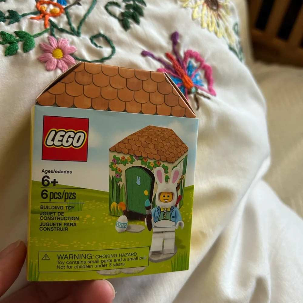 New Retired LEGO Easter Bunny Hut Lego